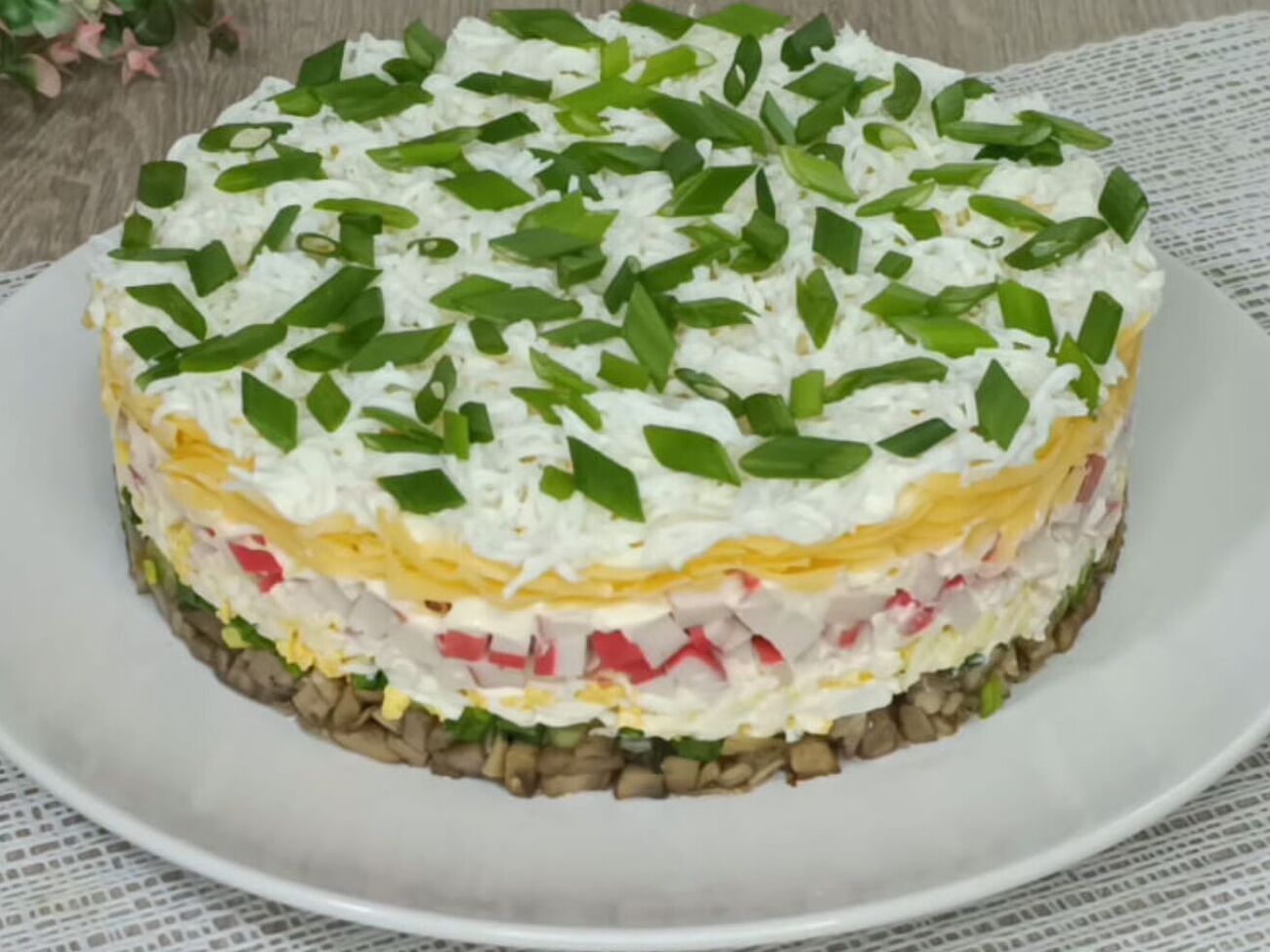 Зверху салат декоруйте на свій смак. Можна присипати зеленою цибулею