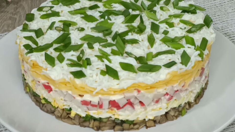 Сверху салат декорируйте по своему вкусу. Можно присыпать зеленым луком