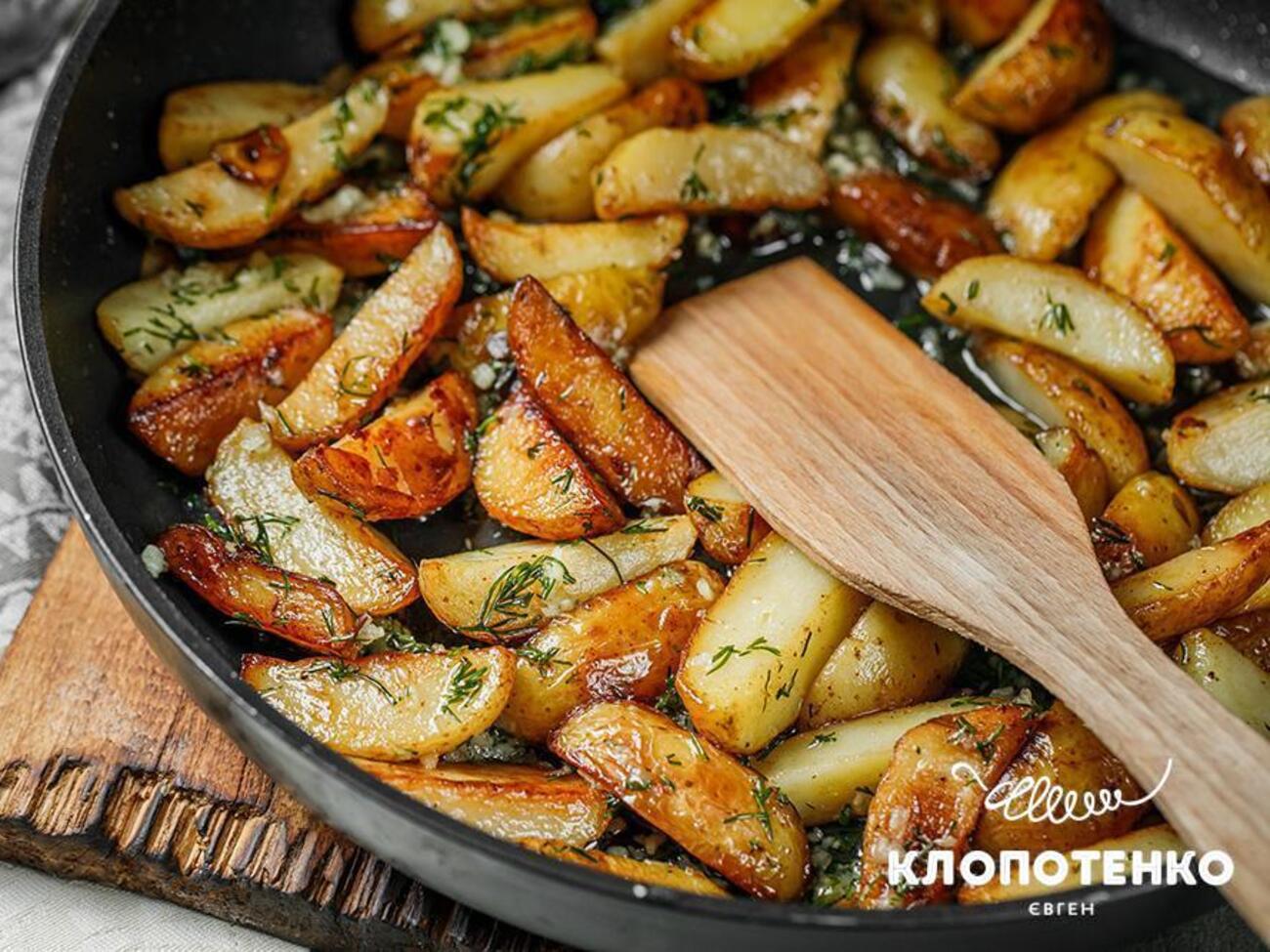 Можете до смаженої картоплі додати кисломолочний сир – він не розтане, але стане приємно м'яким