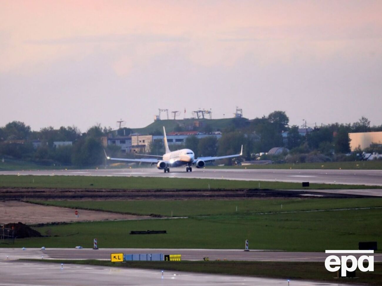 Через те, що аеропорт тимчасово припинив роботу, було порушено дев'ять рейсів