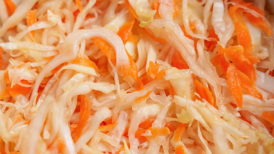 К капусте добавляют морковь