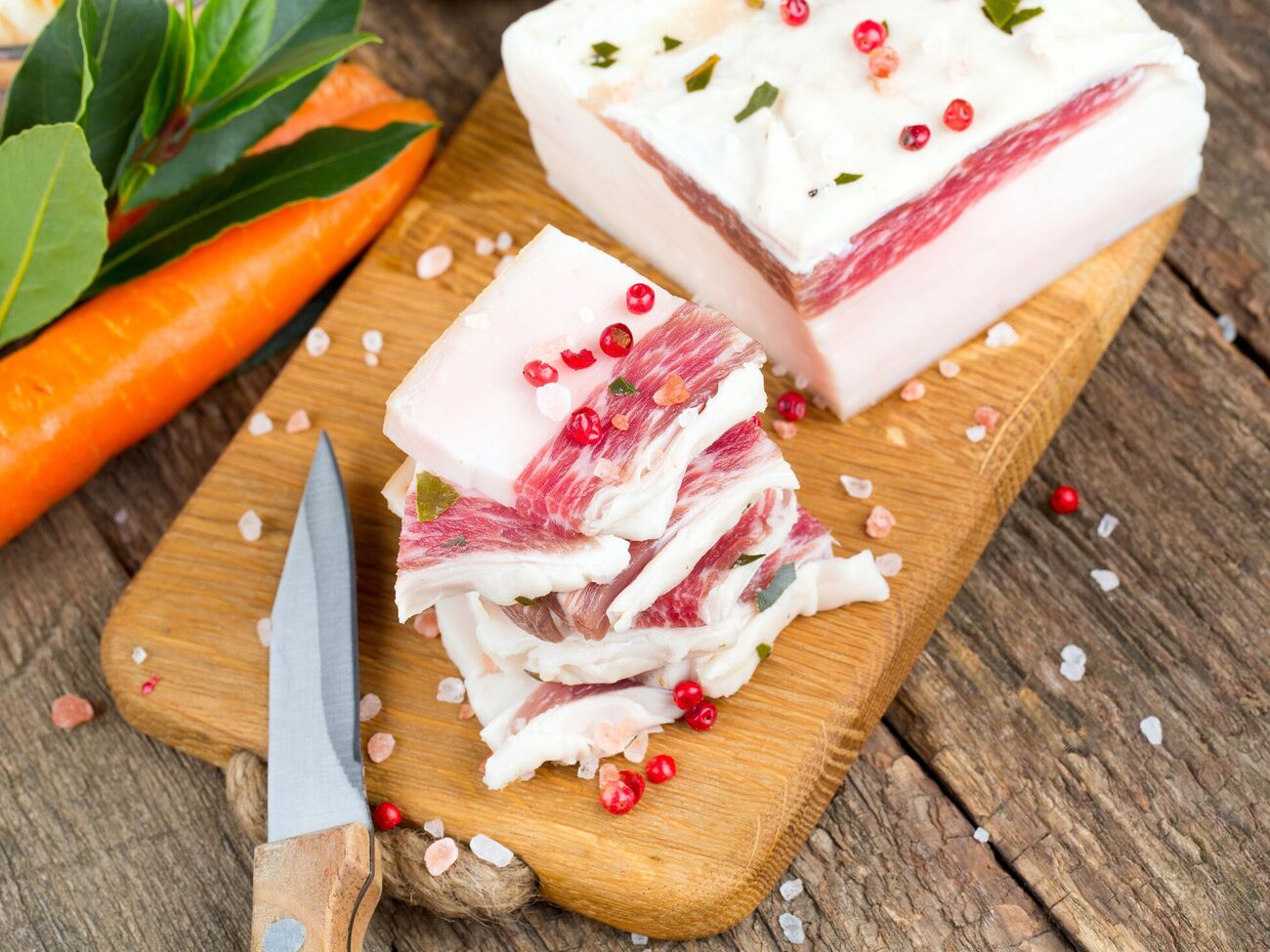 Хорошее сало должно быть упругим и хорошо пахнуть