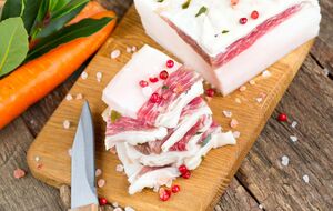 Хорошее сало должно быть упругим и хорошо пахнуть