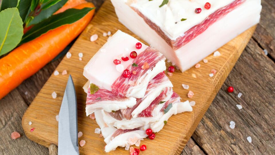 Хорошее сало должно быть упругим и хорошо пахнуть