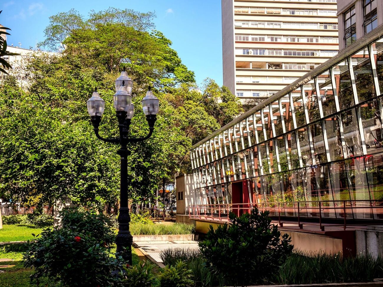 Правоохранители утверждают, что преступники напали на охранника и пожилую пару – посетителей библиотеки