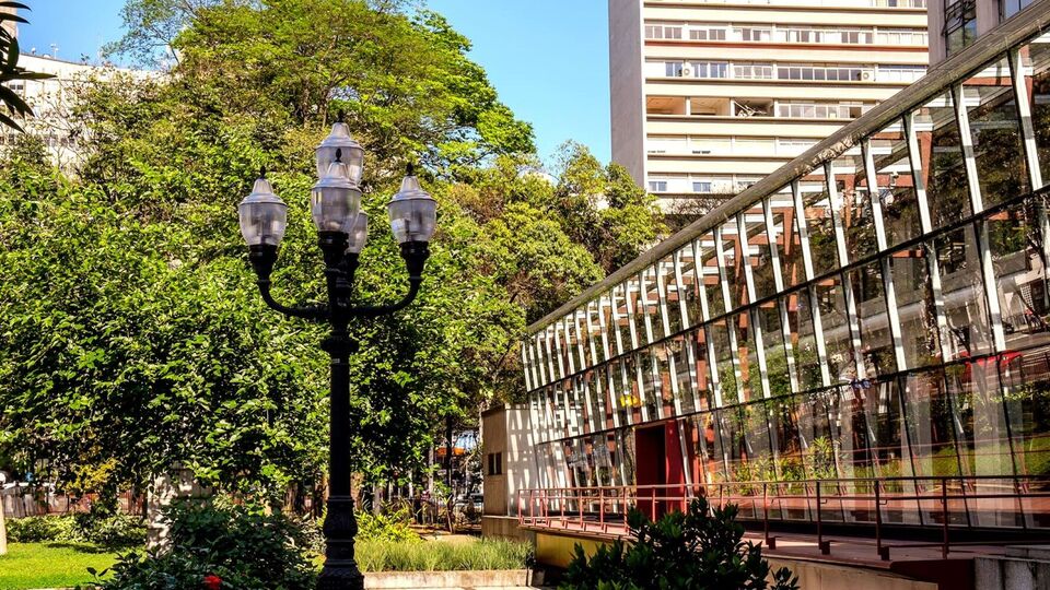 Правоохранители утверждают, что преступники напали на охранника и пожилую пару – посетителей библиотеки