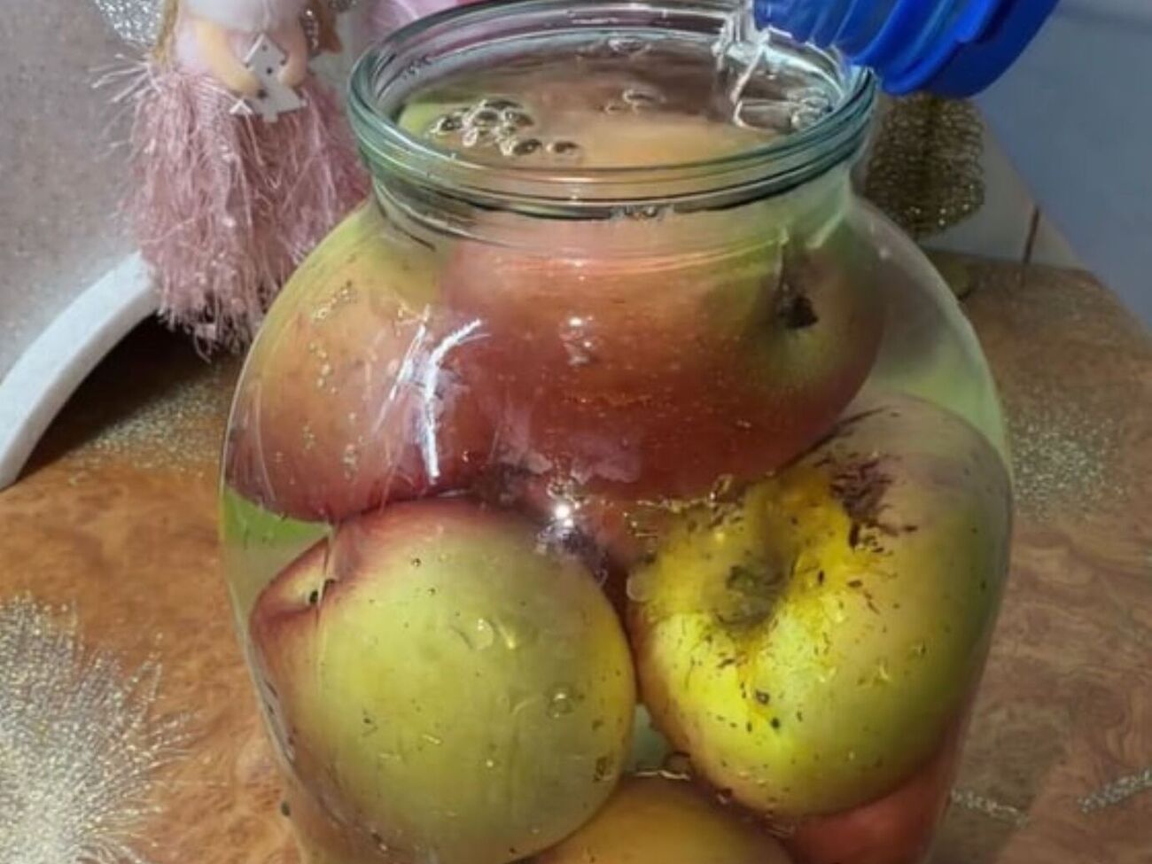 Чтобы заквасить яблоки, нужно добавить в банку соль и сахар
