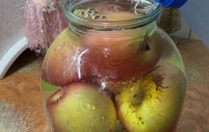 Щоб заквасити яблука, потрібно додати в банку сіль і цукор