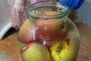Щоб заквасити яблука, потрібно додати в банку сіль і цукор