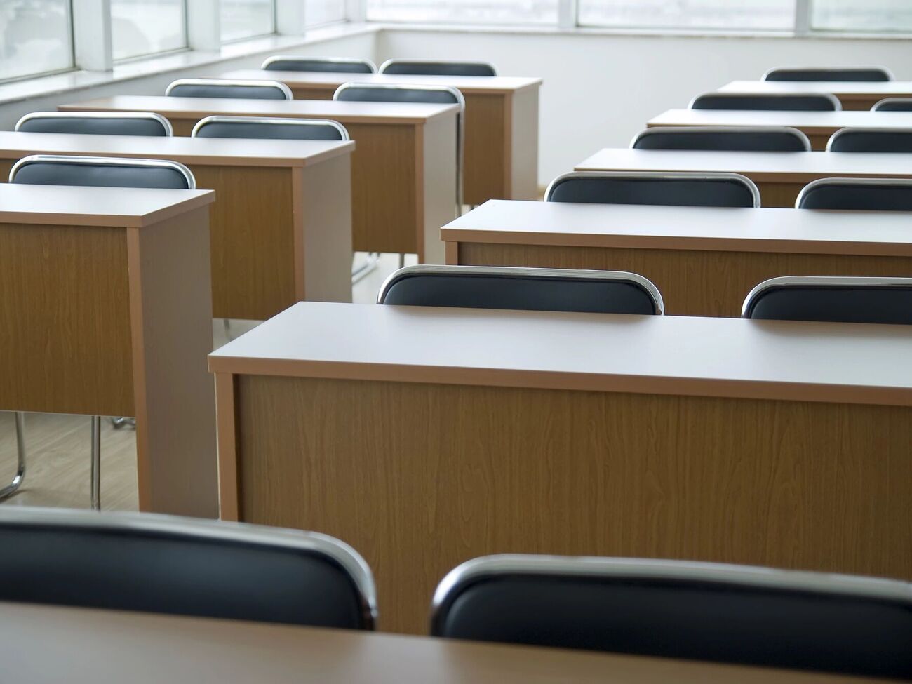 За словами голови служби, більшість старших абітурієнтів обирає навчання у коледжах через обмеження вступу до університетів