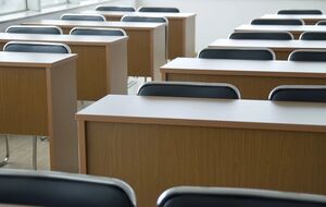 За словами голови служби, більшість старших абітурієнтів обирає навчання у коледжах через обмеження вступу до університетів