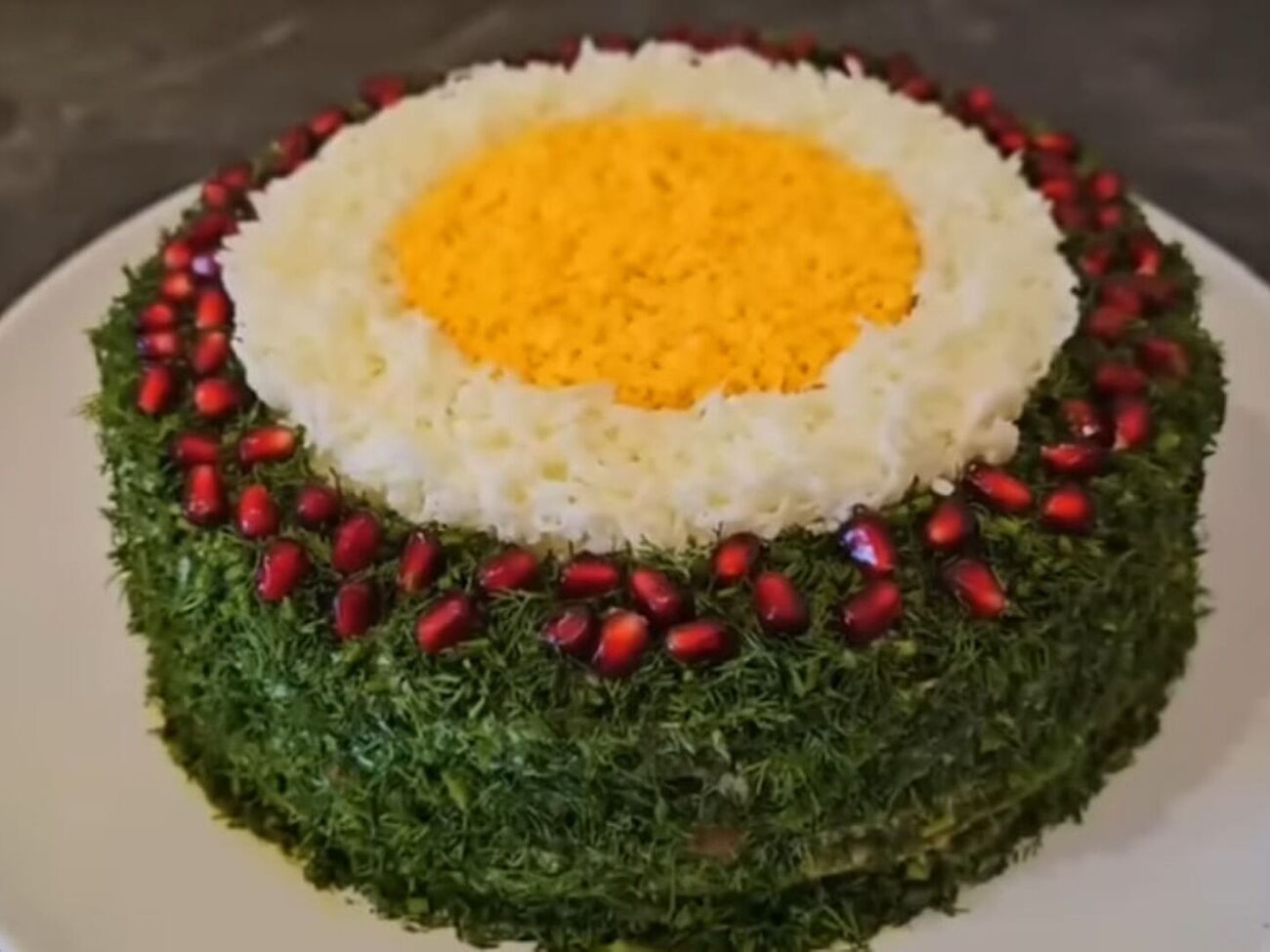 Готовый торт поставьте в холодильник на несколько часов