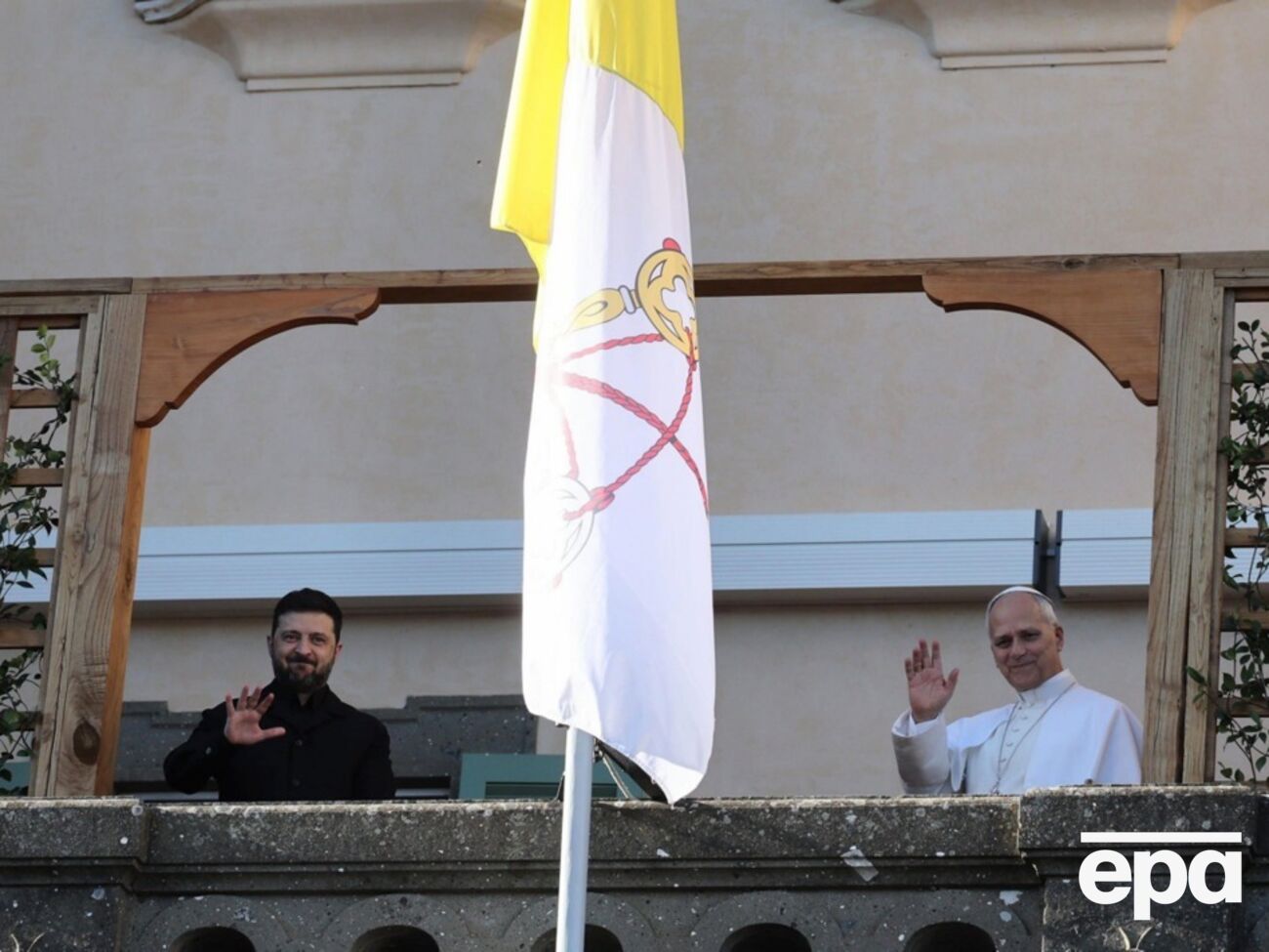 Президент и папа римский появлялись на балконе резиденции главы Ватикана