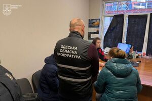 Слідство встановило, що фігуранти намагалися незаконно переправити за кордон щонайменше 25 дітей