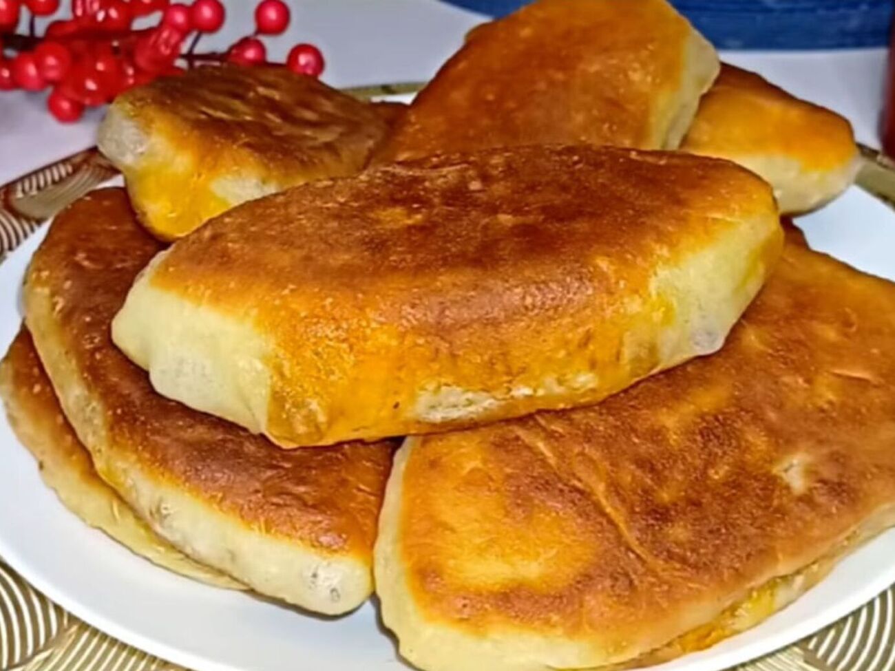 Обжарьте пирожки на среднем огне с двух сторон