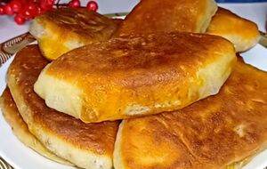 Обжарьте пирожки на среднем огне с двух сторон