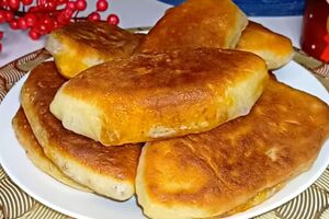 Обжарьте пирожки на среднем огне с двух сторон