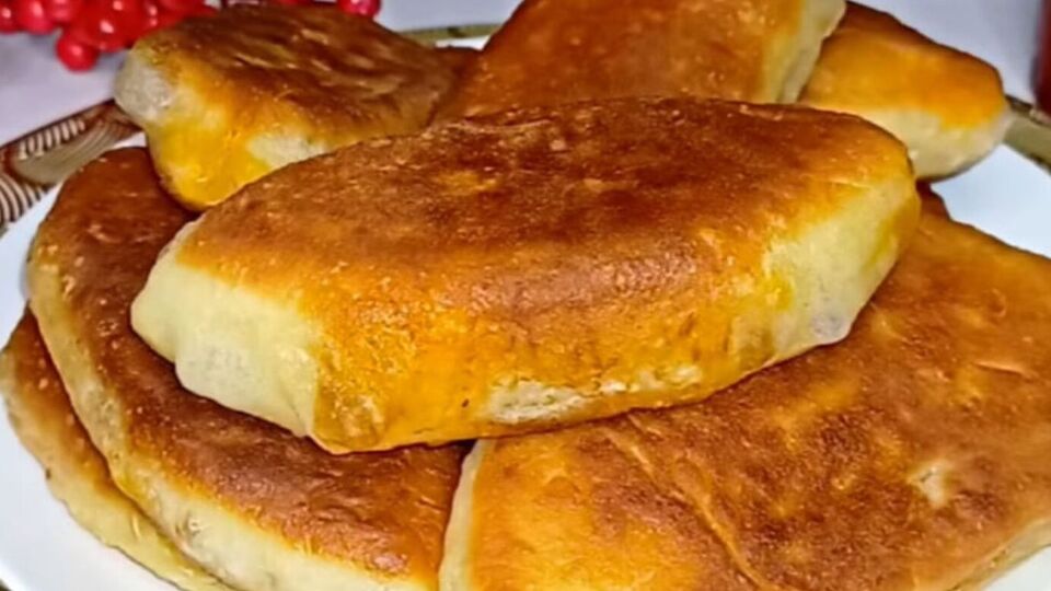 Обжарьте пирожки на среднем огне с двух сторон