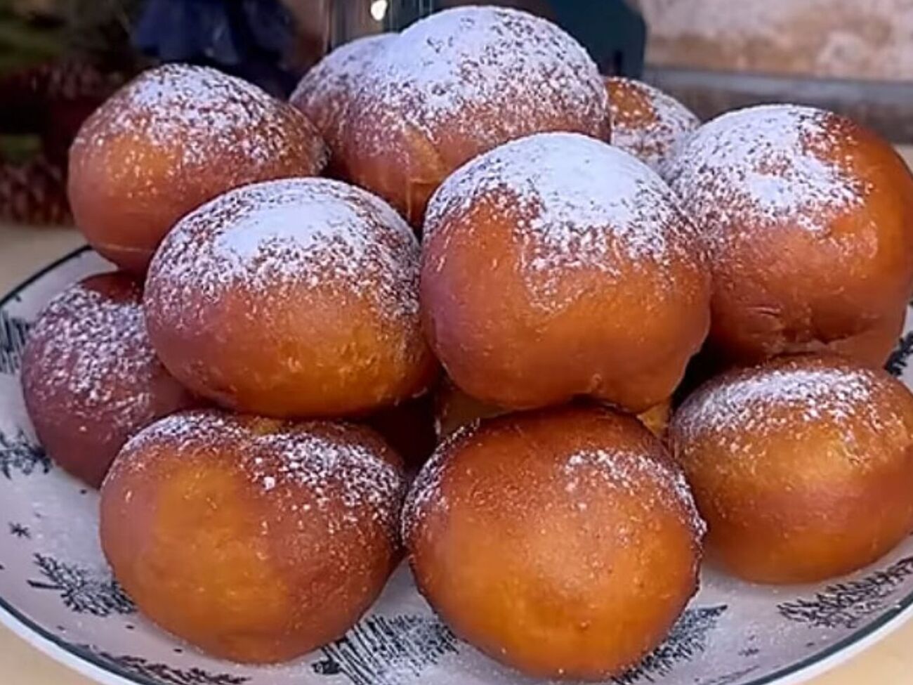 Перед подачей на стол посыпьте пампушки сахарной пудрой