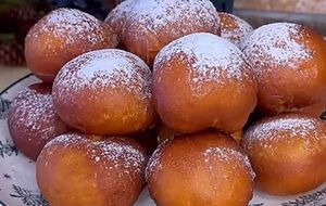 Перед подачей на стол посыпьте пампушки сахарной пудрой