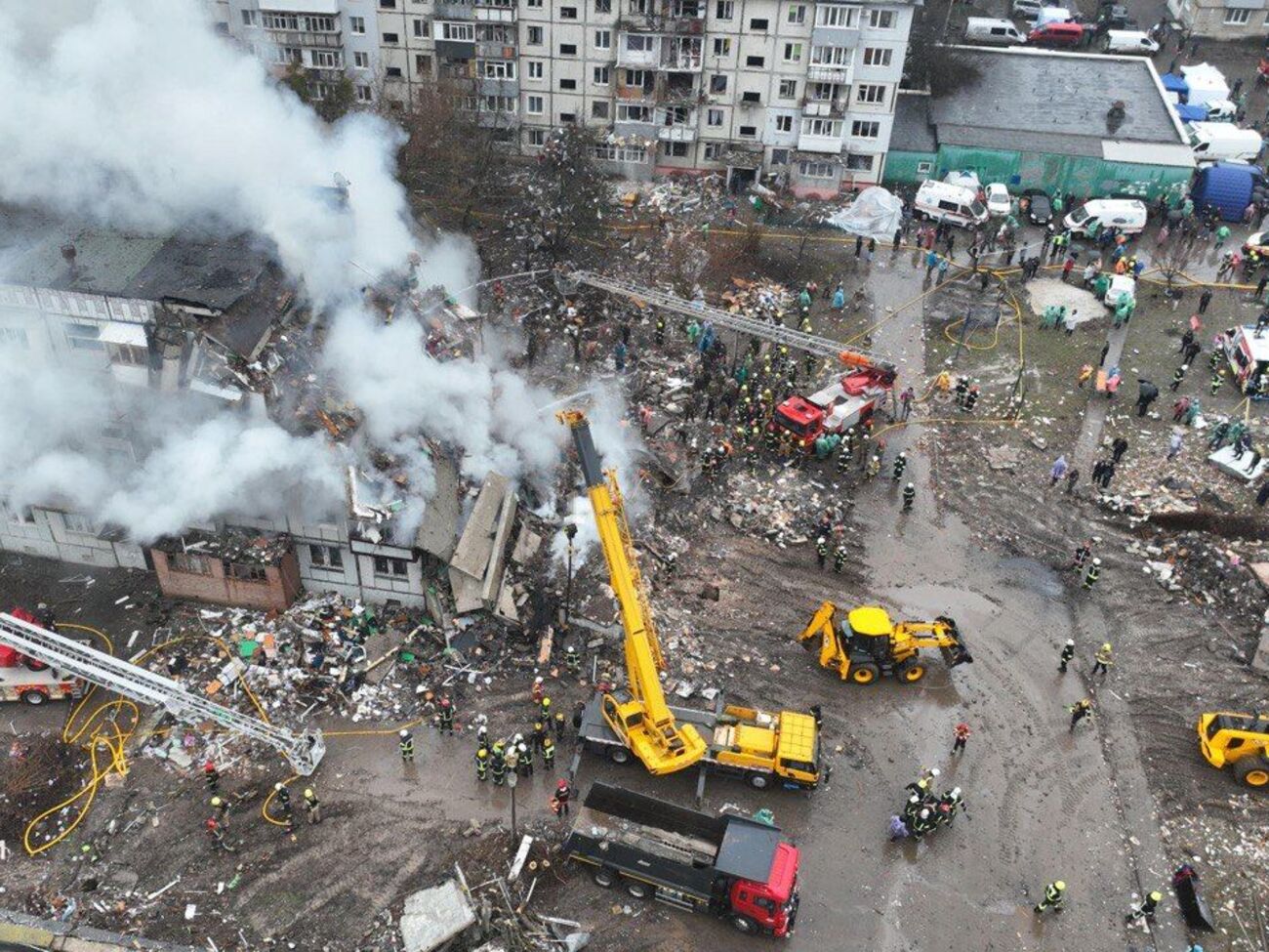 Россияне разрушили подъезд дома