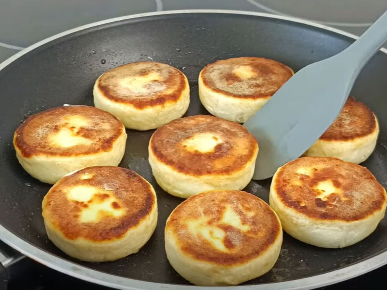 В тесто для сырников необходимо добавить манку