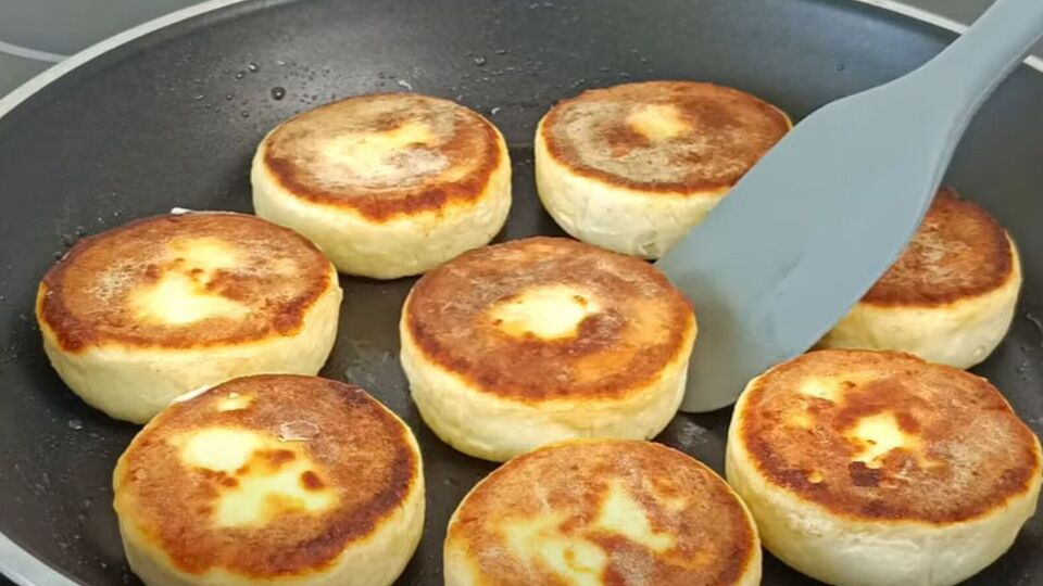 В тесто для сырников необходимо добавить манку