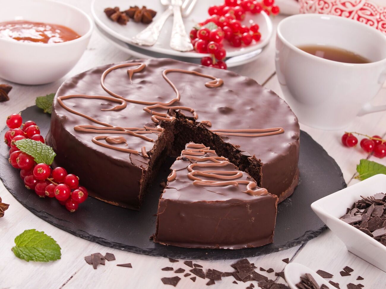 Торт "Захер" можно украсить надписью из крема