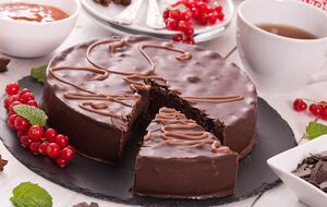 Торт "Захер" можно украсить надписью из крема