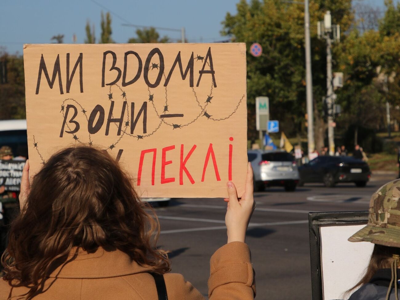 Как говорится в статье, в тюрьмах, где содержались военнопленные украинцы, сотрудники носили балаклавы, чтобы их не могли узнать