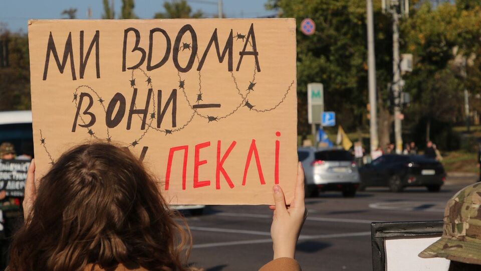 Як ідеться у статті, у в'язницях, де утримували військовополонених українців, співробітники носили балаклави, щоб їх не могли впізнати