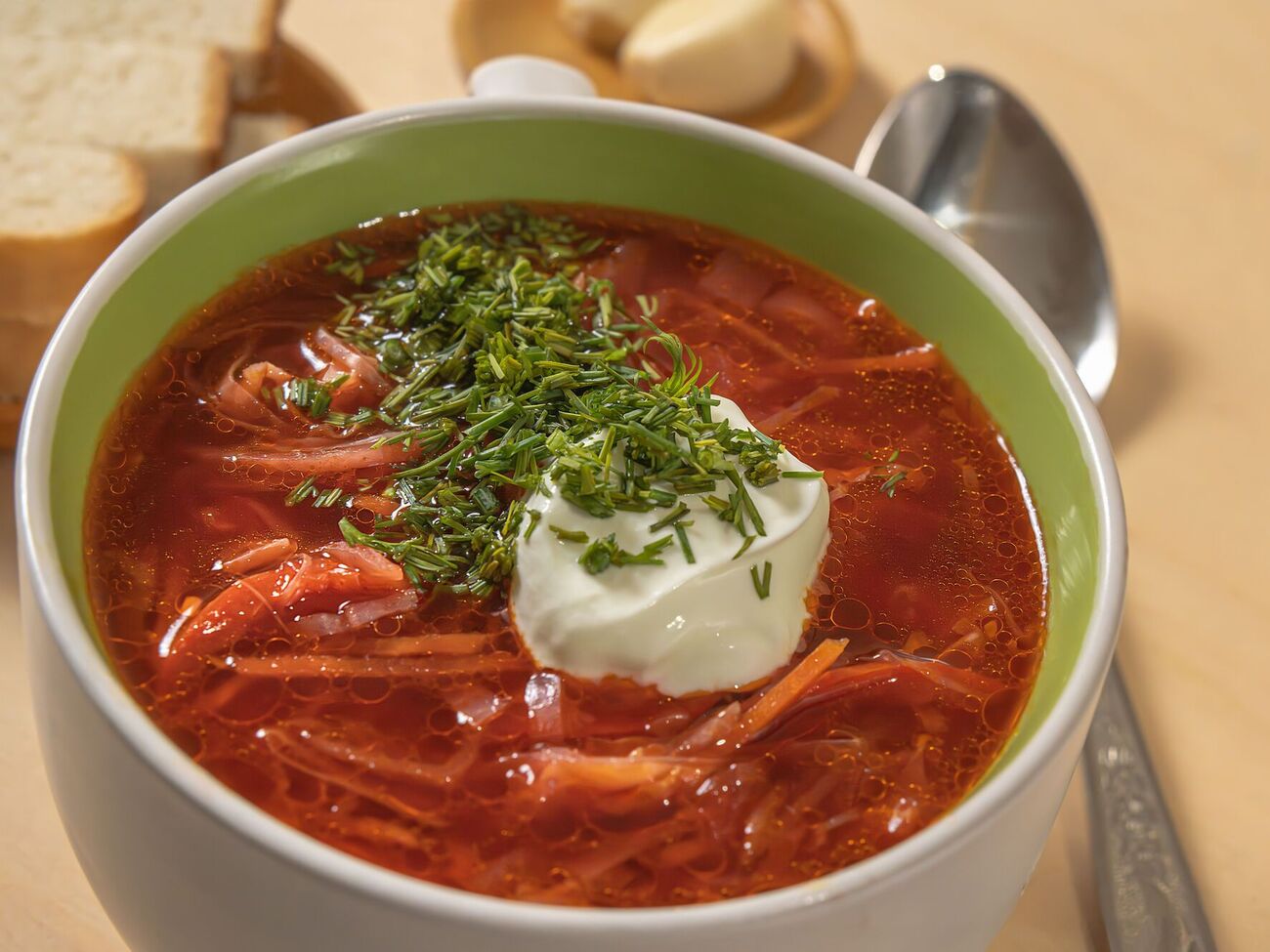 Нейтрализовать кислый вкус борща помогут вареные яйца, картофель и сметана