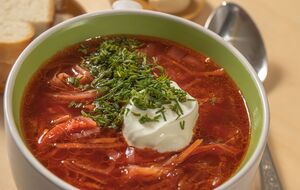 Нейтрализовать кислый вкус борща помогут вареные яйца, картофель и сметана