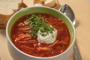 Нейтрализовать кислый вкус борща помогут вареные яйца, картофель и сметана