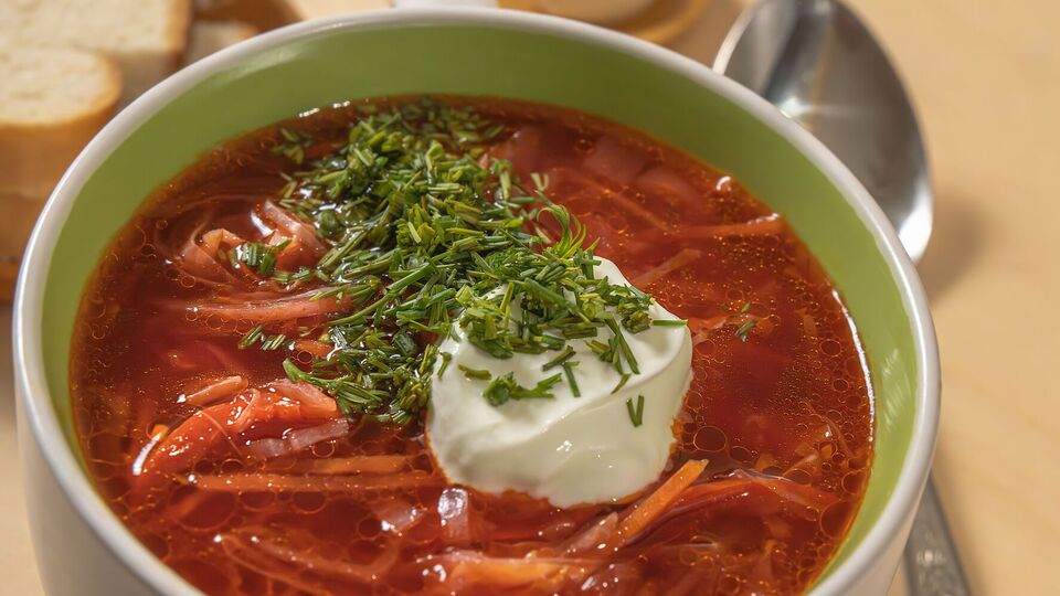 Нейтрализовать кислый вкус борща помогут вареные яйца, картофель и сметана