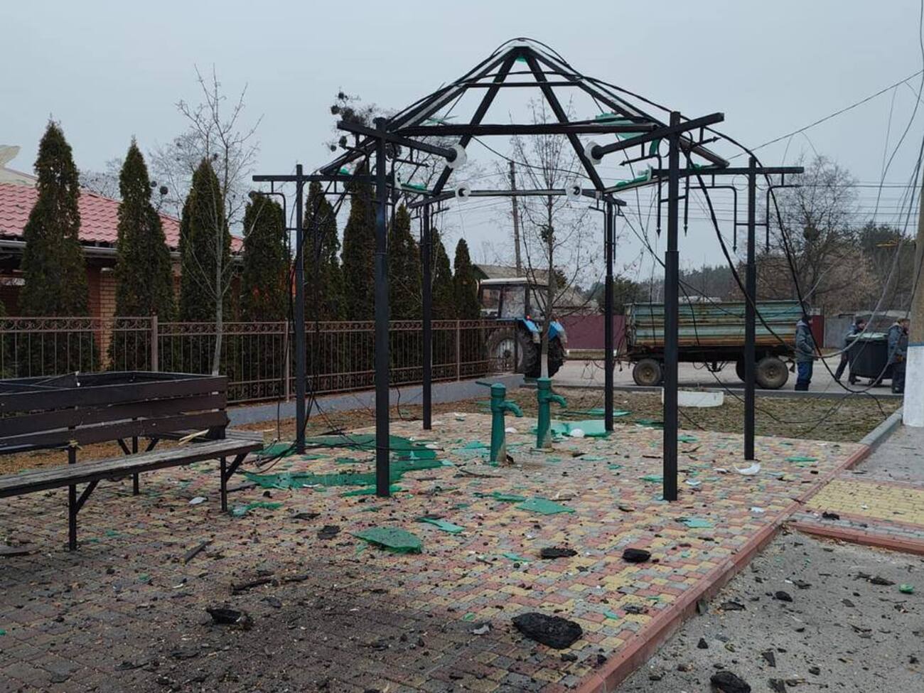 Також пошкоджено дитячий майданчик