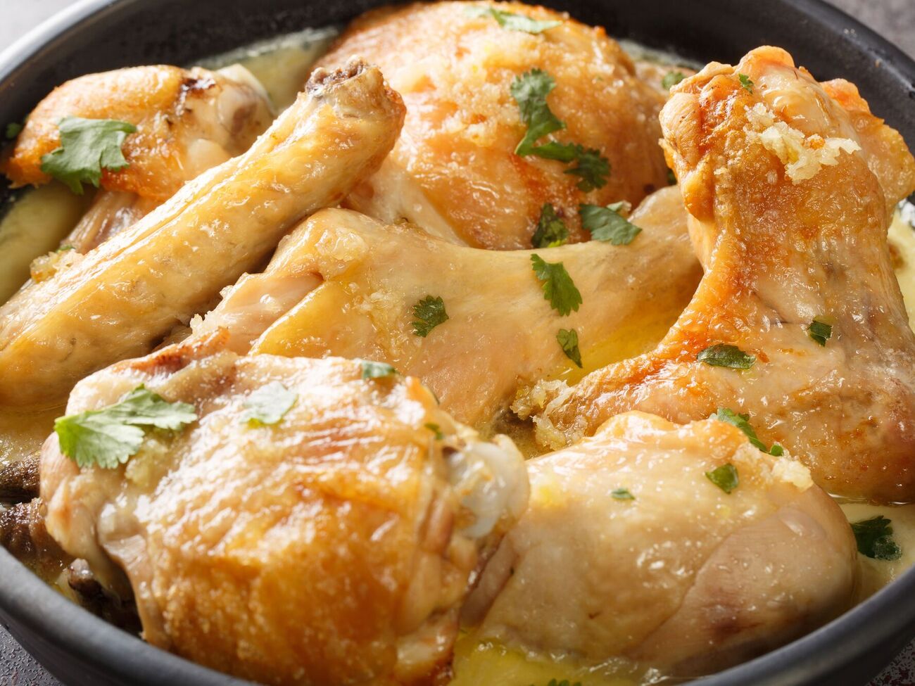 Курицу предварительно нужно обжарить