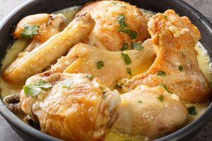 Курицу предварительно нужно обжарить