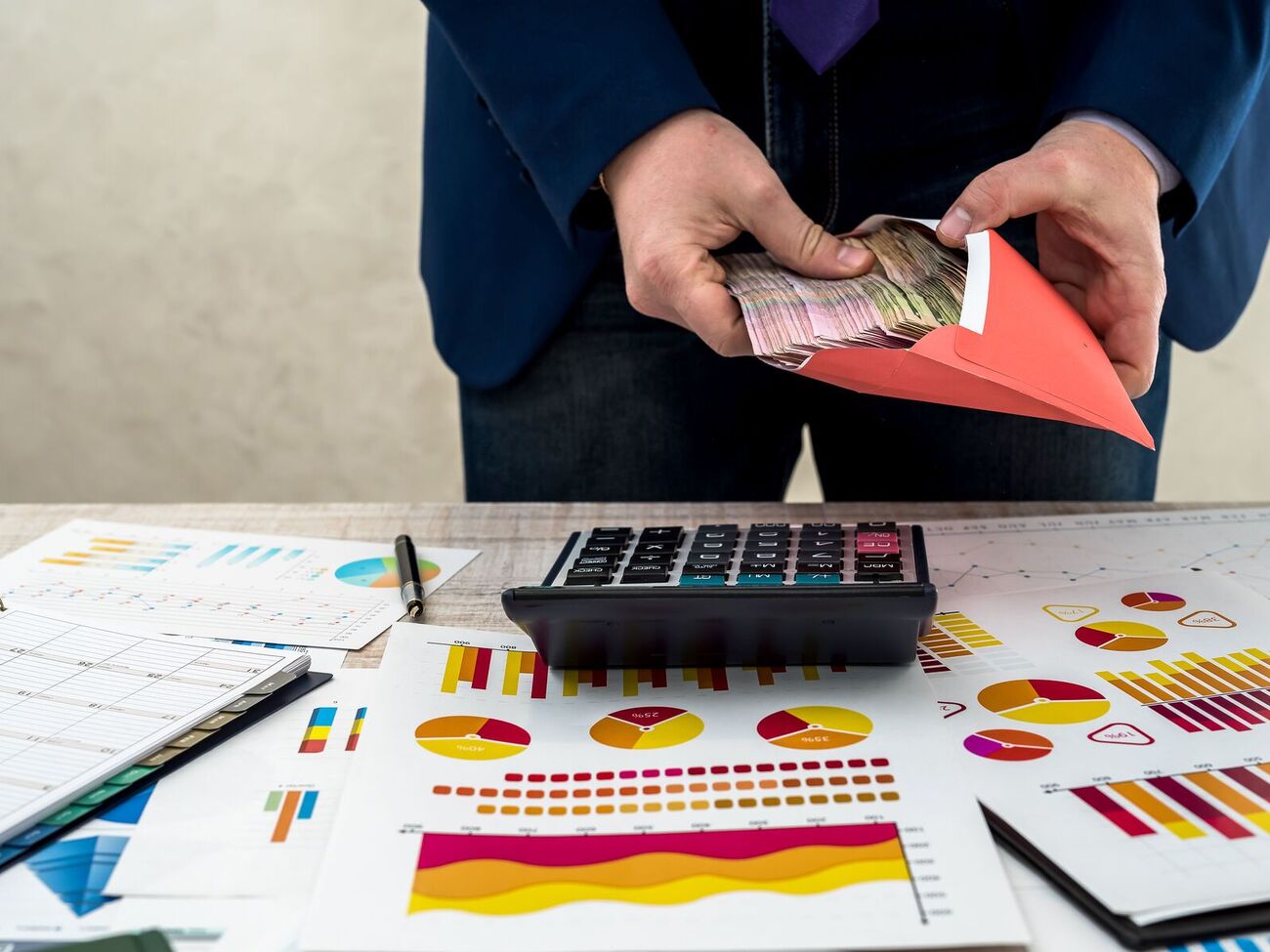 Такое проседание может свидетельствовать об определенном застое в вопросе борьбы с коррупцией, говорят эксперты