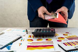 Такое проседание может свидетельствовать об определенном застое в вопросе борьбы с коррупцией, говорят эксперты