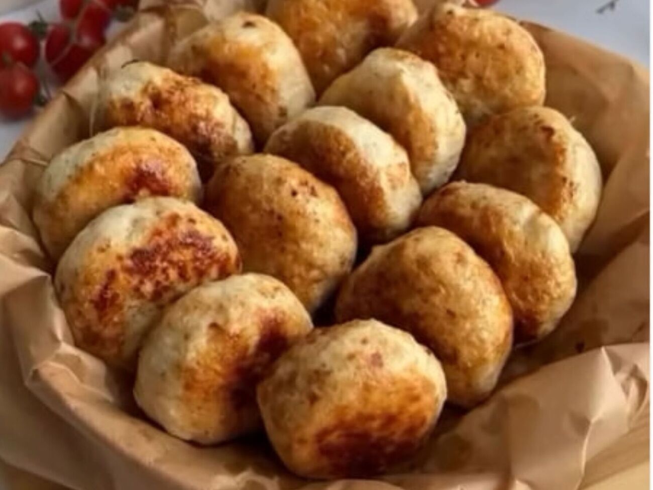 Котлеты обжарьте до готовности на сковороде с растительным маслом