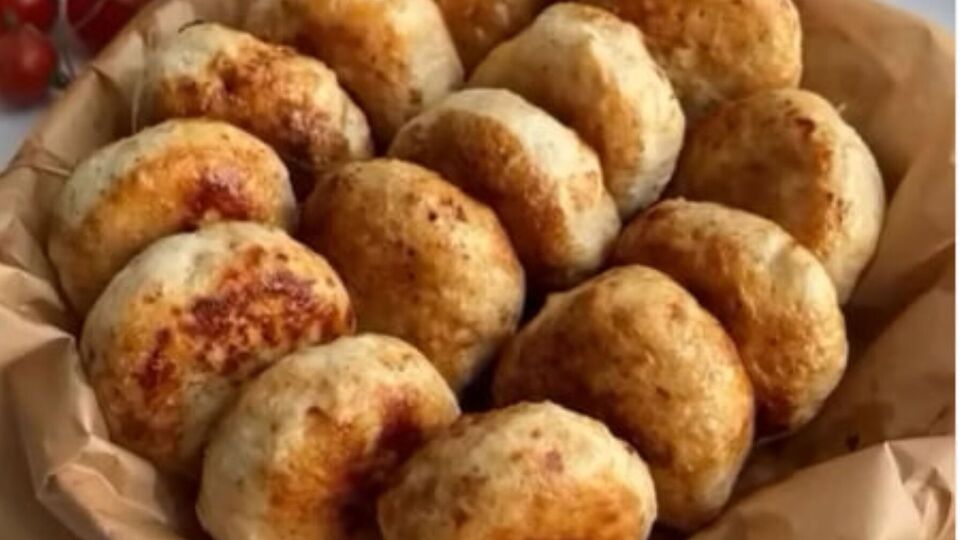 Котлеты обжарьте до готовности на сковороде с растительным маслом