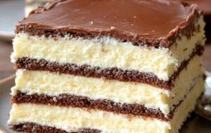 Смак какао-торта підкреслює велика кількість крему