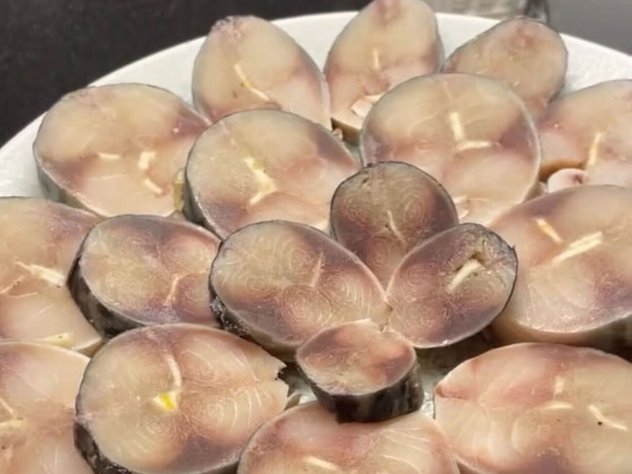 Перед подачей рыбу нужно достать из морозилки за 20 минут, чтобы было удобно нарезать