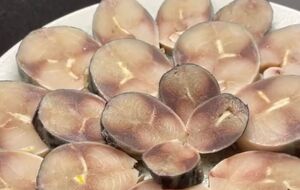 Перед подачей рыбу нужно достать из морозилки за 20 минут, чтобы было удобно нарезать