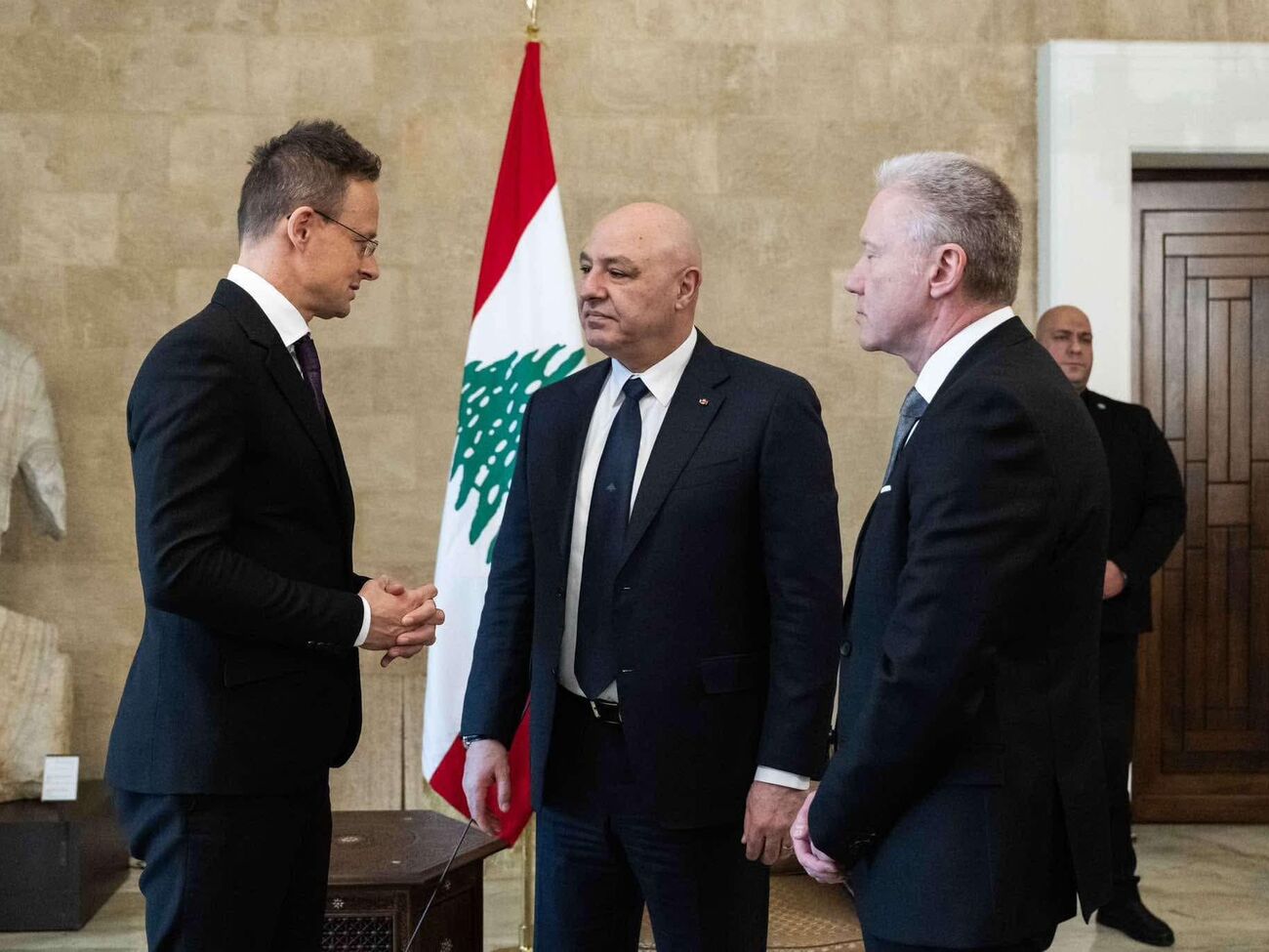 Сийярто (крайний слева) пообещал Ливану €990 тыс.