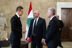 Сийярто (крайний слева) пообещал Ливану €990 тыс.