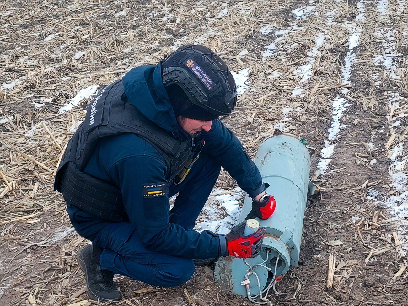 Великий підозрілий об'єкт помітили в полі місцеві жителі, повідомили у ДСНС