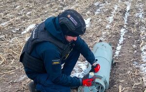 Великий підозрілий об'єкт помітили в полі місцеві жителі, повідомили у ДСНС