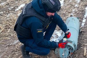 Великий підозрілий об'єкт помітили в полі місцеві жителі, повідомили у ДСНС